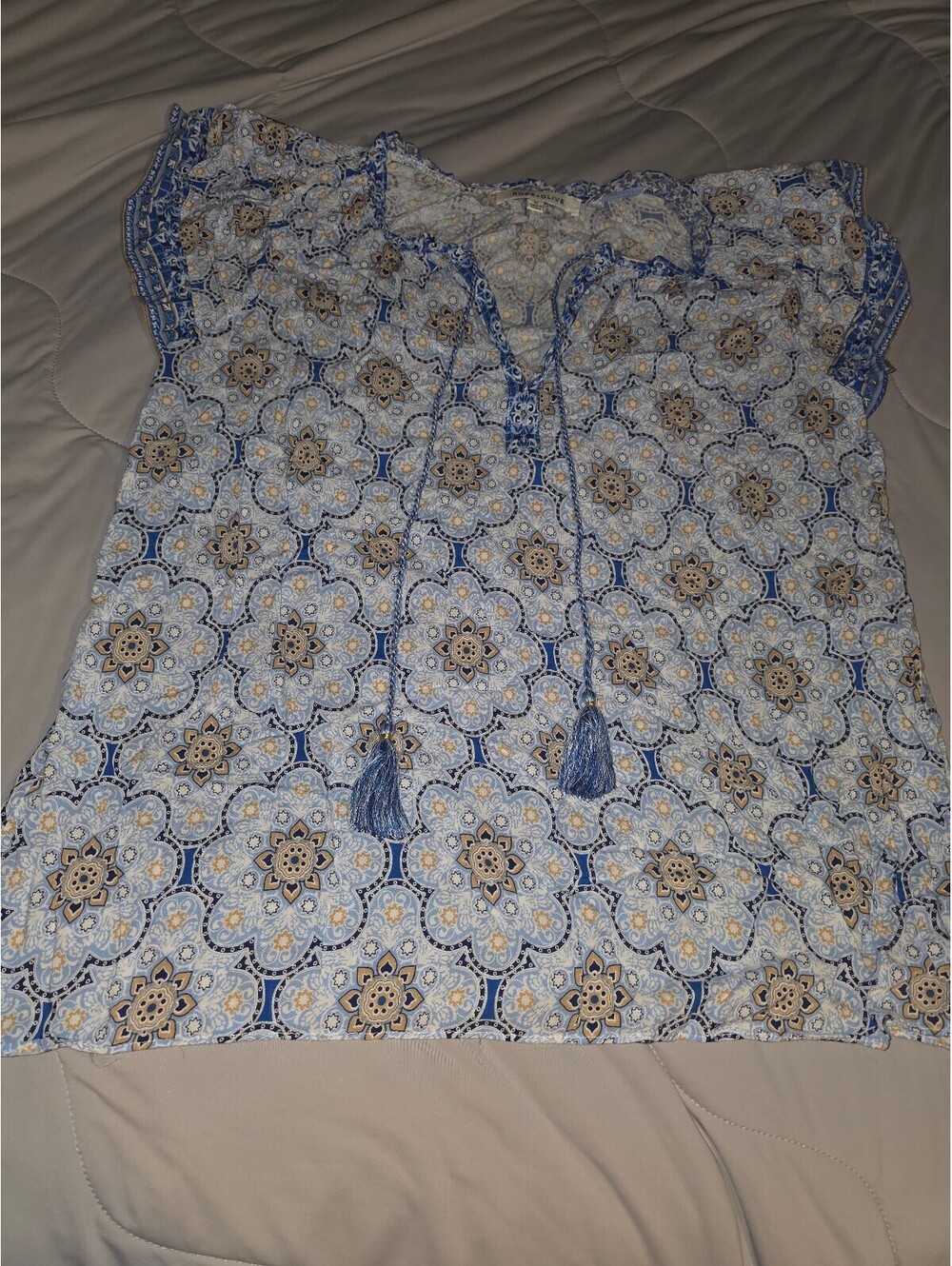 Rose + Olive Ruffle Details With Tie Front Blouse Size M Blue White Beige